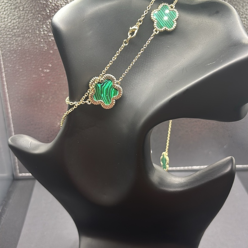 Elegant Gold and Green flowers Necklace - Picture 3 of 4